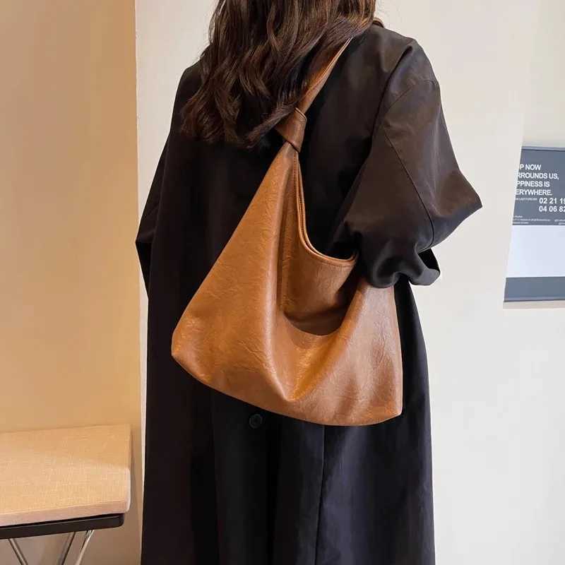 Vintage leather handbag womens large capacity shoulder bag luxurious and fashionable brown handbag shopping new large armpit homeless bag T250118
