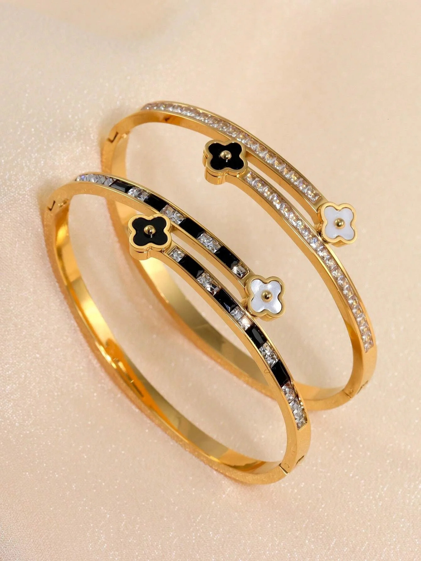 A steel fashion womens bangle 250109