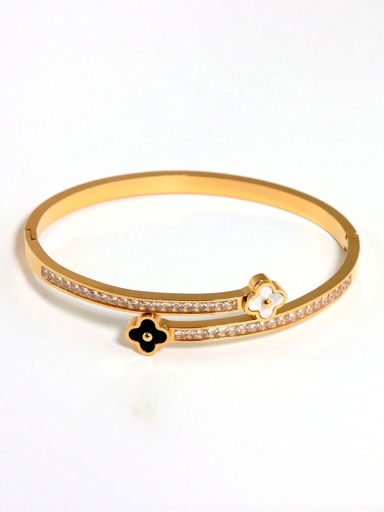 A steel fashion womens bangle 250109