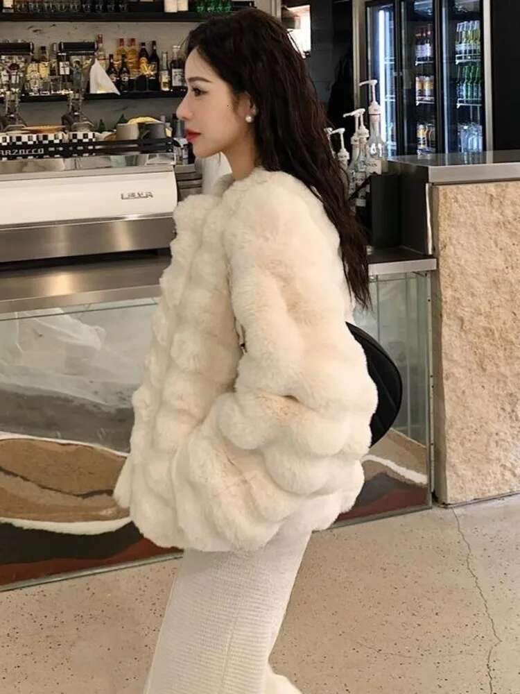 DEAT Fashion Women's Faux Coat O-Neck Long Sleeve Loose Thick Imitation Rabbit Fur Short Jacket Winter 2024 New