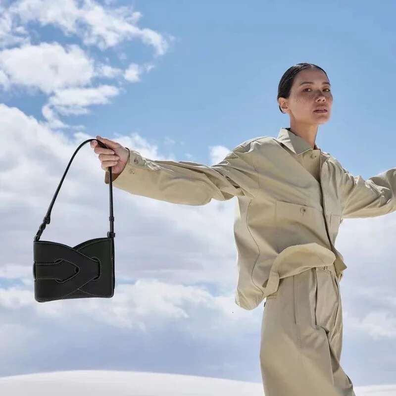 France 2025 New Niche High Appearance Level High-Grade Light Underarm Bags Leather Handbag Simple Woven Bag Woman Package