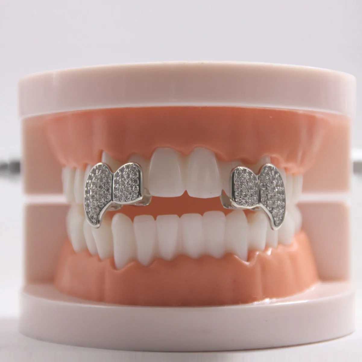 Hip Hop Rock Men Women Iced Out Cubic Zircon Teeth Grillz Caps Bling CZ Micro Pave Teeth Grills Halloween Cosplay JewelryXJ250114