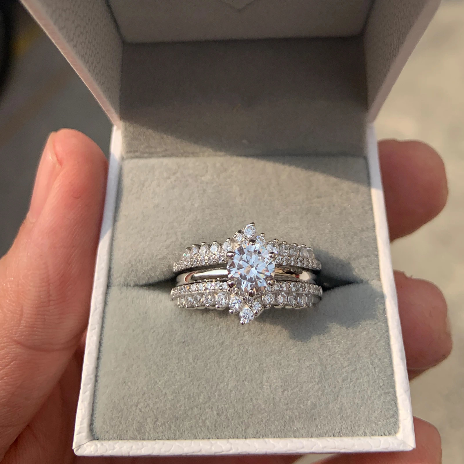 she 925 Silver Original Wedding Rings for Women 18Ct Round Cut Cubic Zircon Jewelry Engagement Ring Enhancer Band Bridal Set 250110