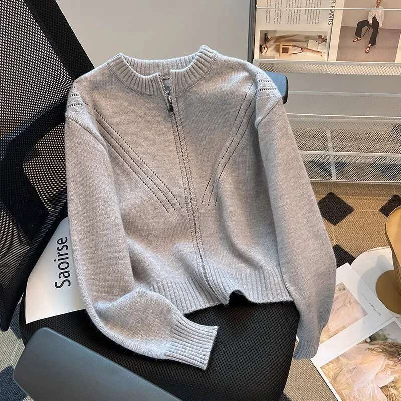 Grey Top Cardigan Women's And Winter 2024 Early Autumn New Japanese Fashion Sense Long Sleeve Sweater Coat.