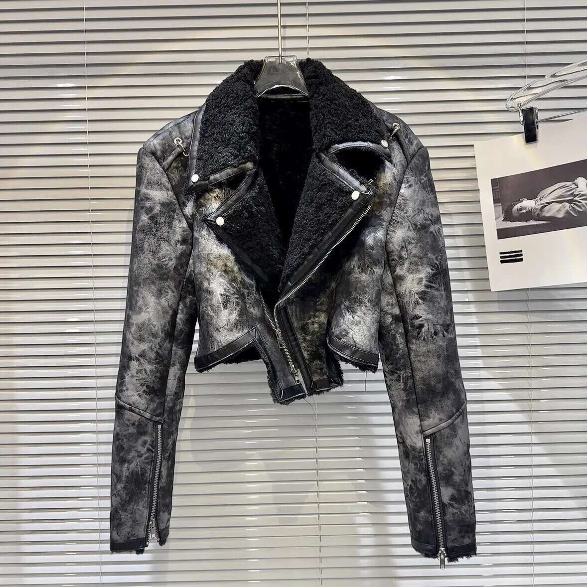 PREPOMP 2024 Winter New Collection Turn Down Collar Zippers Sleeve Cuff Faux Fur Leather Jacket Women Irregular Coat Gh010