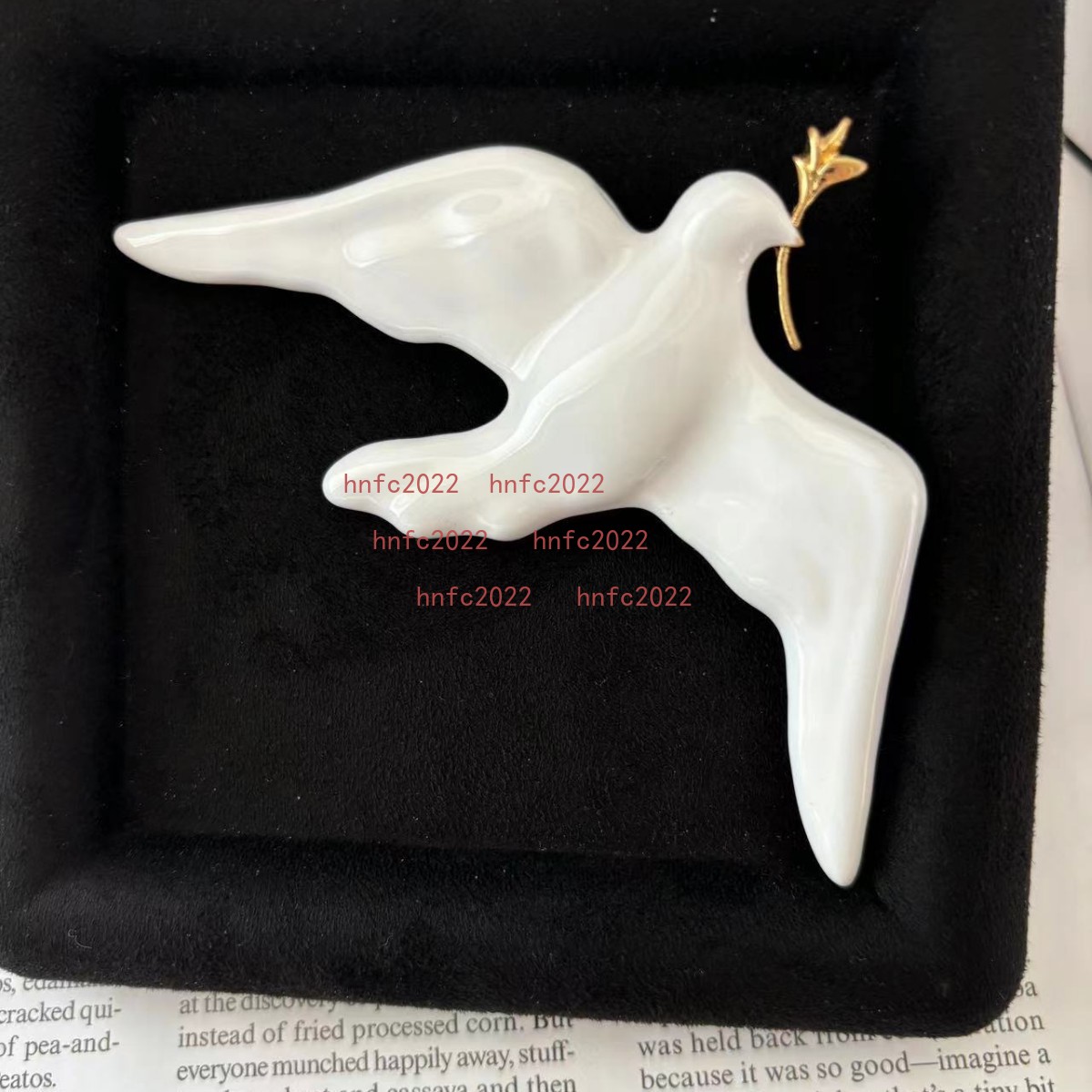 Pigeon Brooches Pins Schiaparelli High-end Classic White Enamel Peace Dove Vintage Brooch Bag Clothes Hats Accessories Luxurious Jewelry