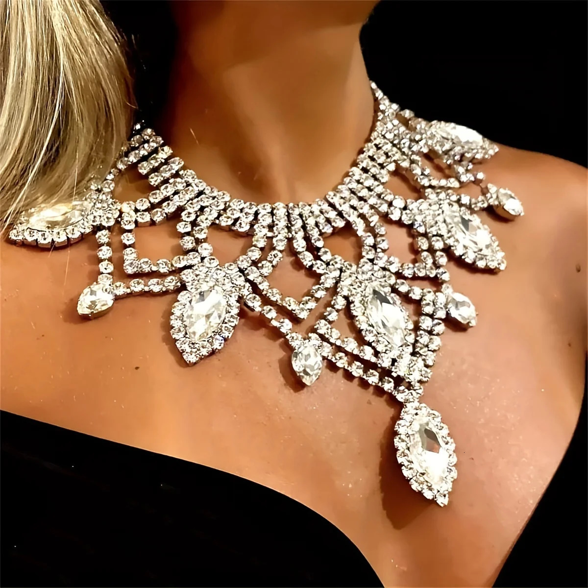 Sexy and shiny rhinestone necklace fashionable and chic bridal wedding party jewelry necklace accessories Versatile 250109