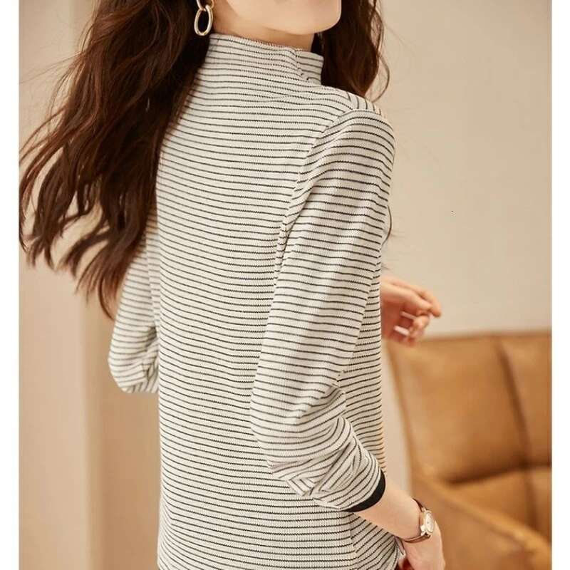 Spring New Round Neck Long Sleeved Fashionable Designer T-shirt For Women's High Street Striped Printed Pullover Elegant Button Chic Top T-shirt