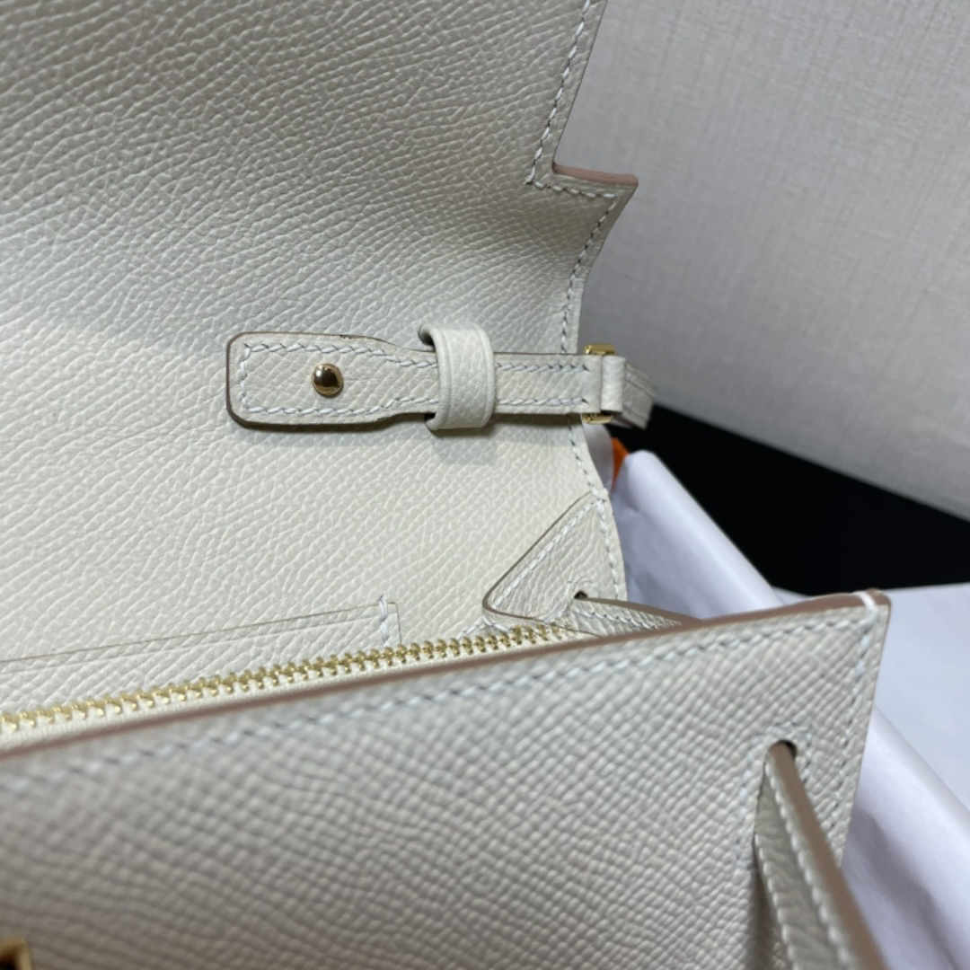 19A Classic Purse Designer To Go wallet Fashion Crossbody Shoulder bag 20cm in Imported Italian leather with plated hardware