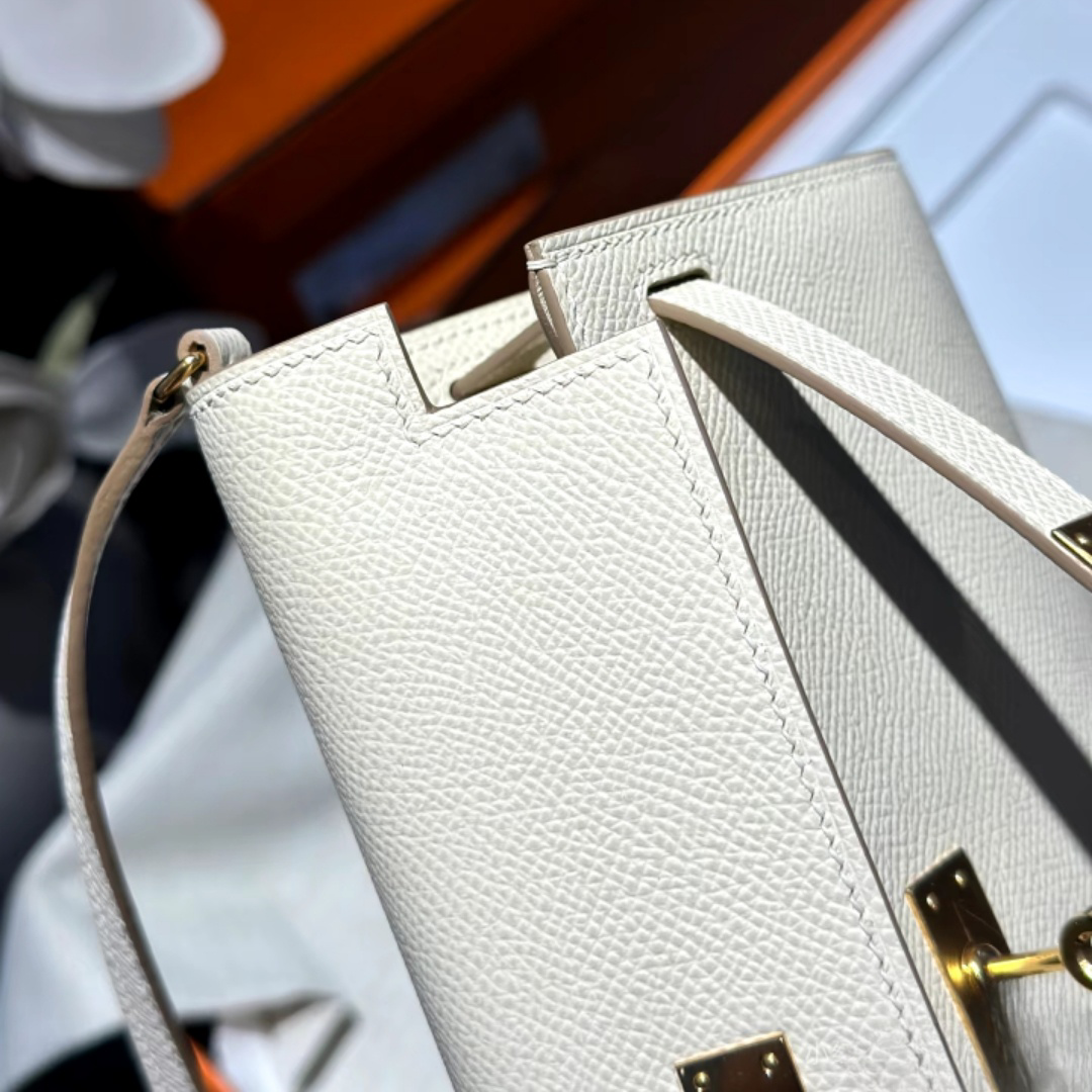 19A Classic Purse Designer To Go wallet Fashion Crossbody Shoulder bag 20cm in Imported Italian leather with plated hardware