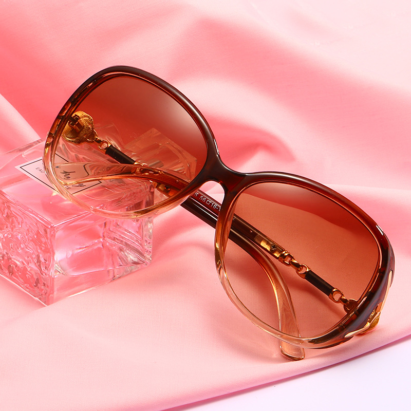 Wholesale new women's fashion sunglasses elegant frame fashionable pearl glass sunglasses 2025