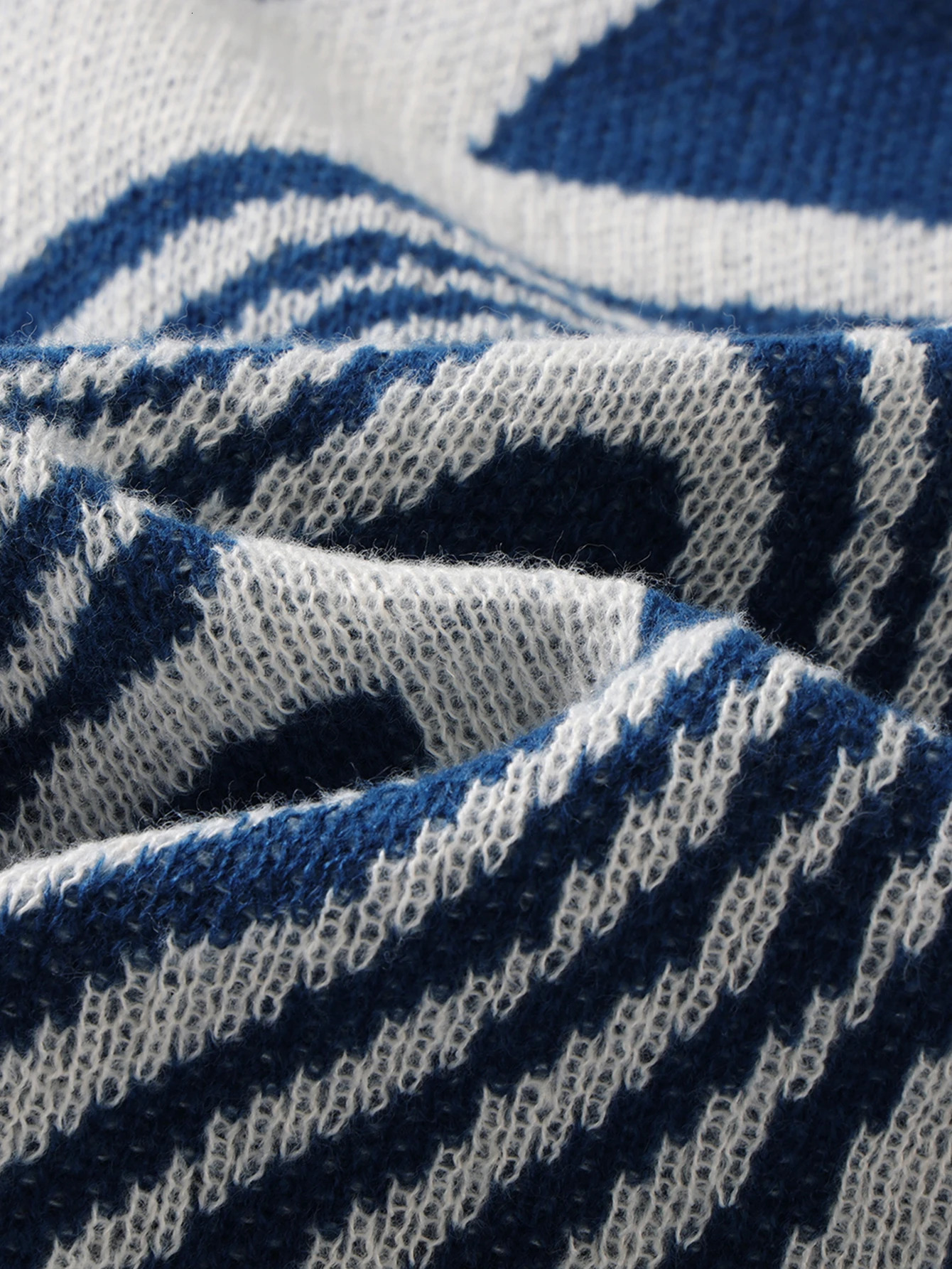 Autumn and Winter Maze Jacquard Pattern Pullover Sweater Casual Round Neck Contrast Color Knitted Mens Pullover 250109