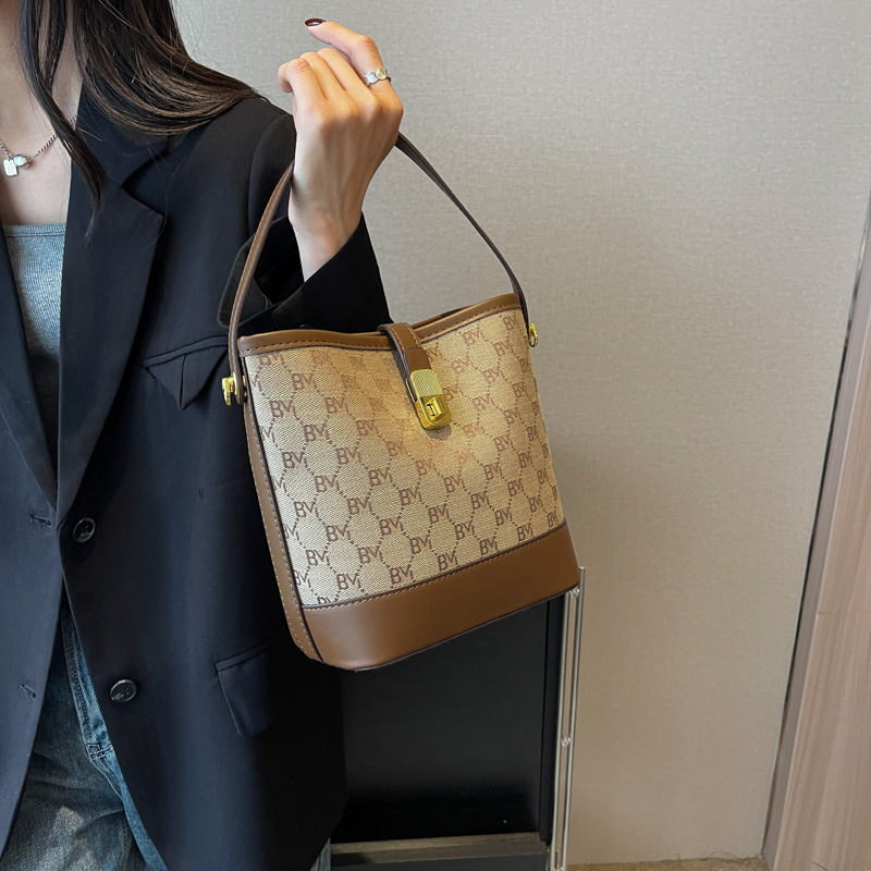 Free shipping 2025 new designer bag Shoulder Bags For womans ladies flap fashion handbag square crossbody Underarm bag