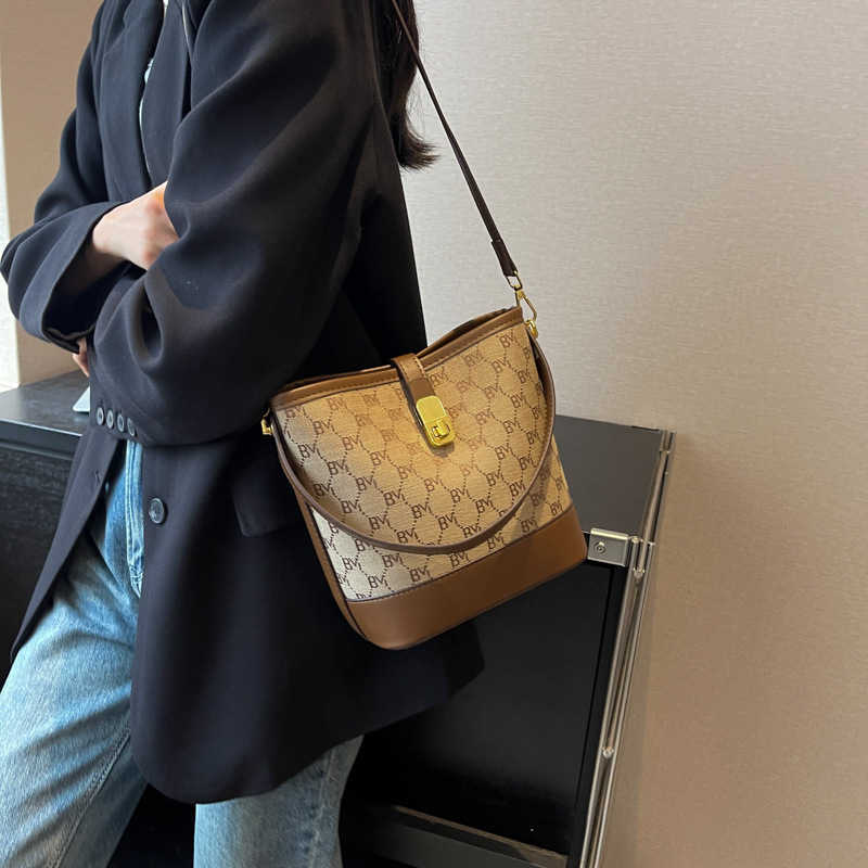 Free shipping 2025 new designer bag Shoulder Bags For womans ladies flap fashion handbag square crossbody Underarm bag