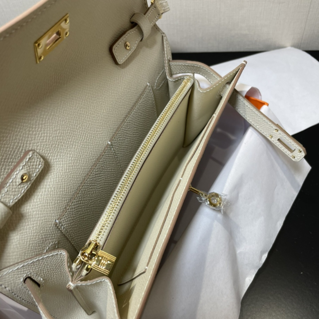 19A Classic Purse Designer To Go wallet Fashion Crossbody Shoulder bag 20cm in Imported Italian leather with plated hardware