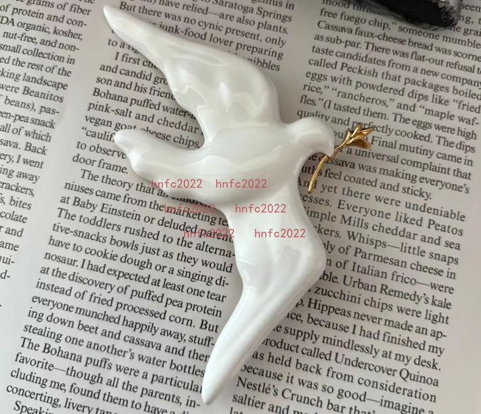 Pigeon Brooches Pins Schiaparelli High-end Classic White Enamel Peace Dove Vintage Brooch Bag Clothes Hats Accessories Luxurious Jewelry