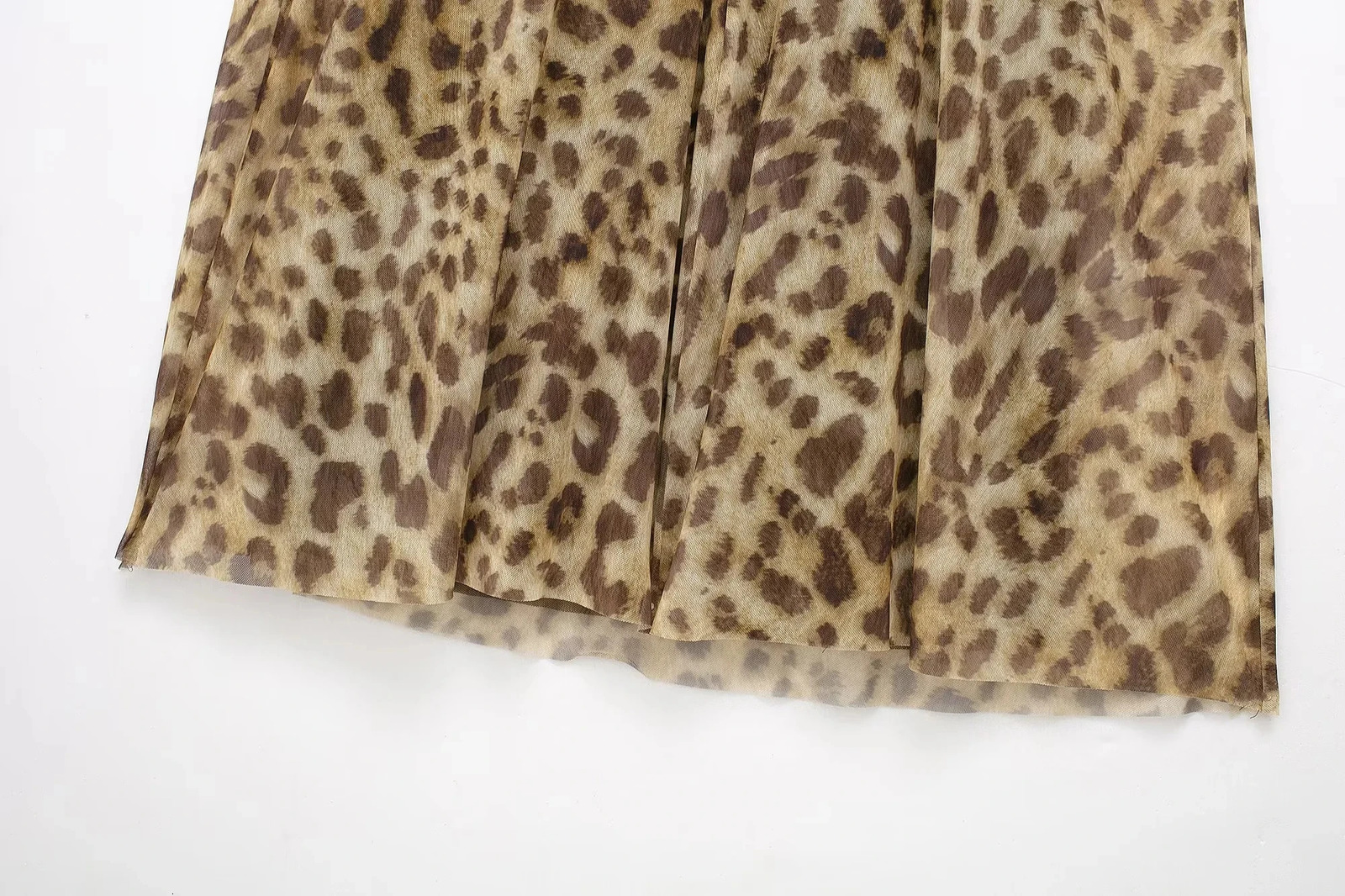 TRAFZA Vintage Leopard Print Chiffon Sexy Cami Dress Women V Neck Sleeveless Party Dress Fashion 2024 Summer Streetwear Dress 250107