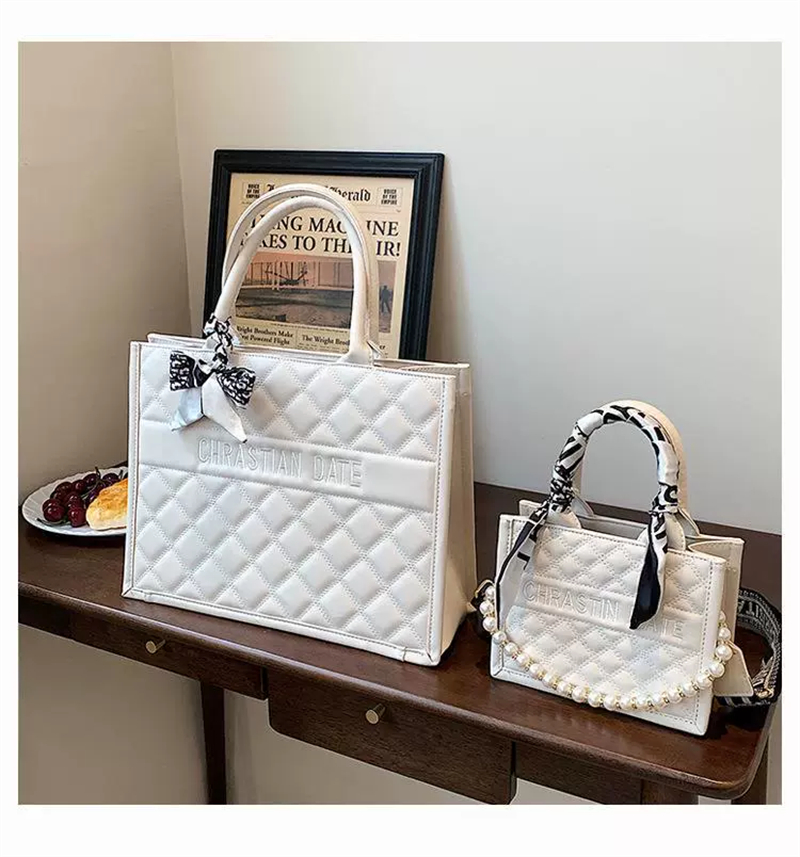 2025 new free shipping designer shoulder bag Vintage Plain casual versatile Tote package for woman white black