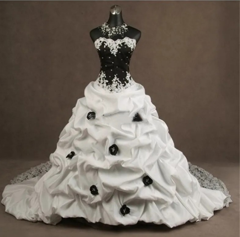 Black And White Gothic Wedding Dresses Ruched Satin And Lace Vintage Victorian Bridal Gowns Beaded Appliques Corset Vestido De Novia Long Train 2025