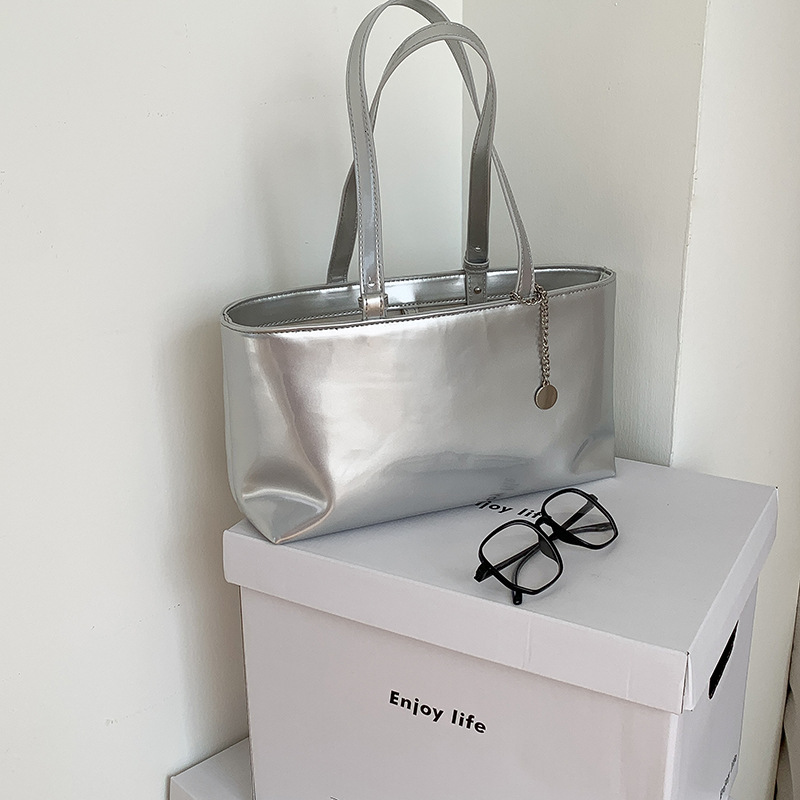 2025 Fashion Designer Women s Handbag New Retro Patent Leather Shiny Tote Bag Large Capacity High-end Wine Red Simple Trendy Crossbody Bag Storage Bag