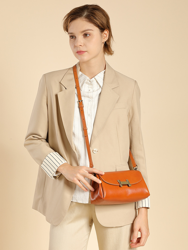 Sophisticated Ladies' Minimalist Square-Shaped Leather Bag - Perfect for Commute and Leisure