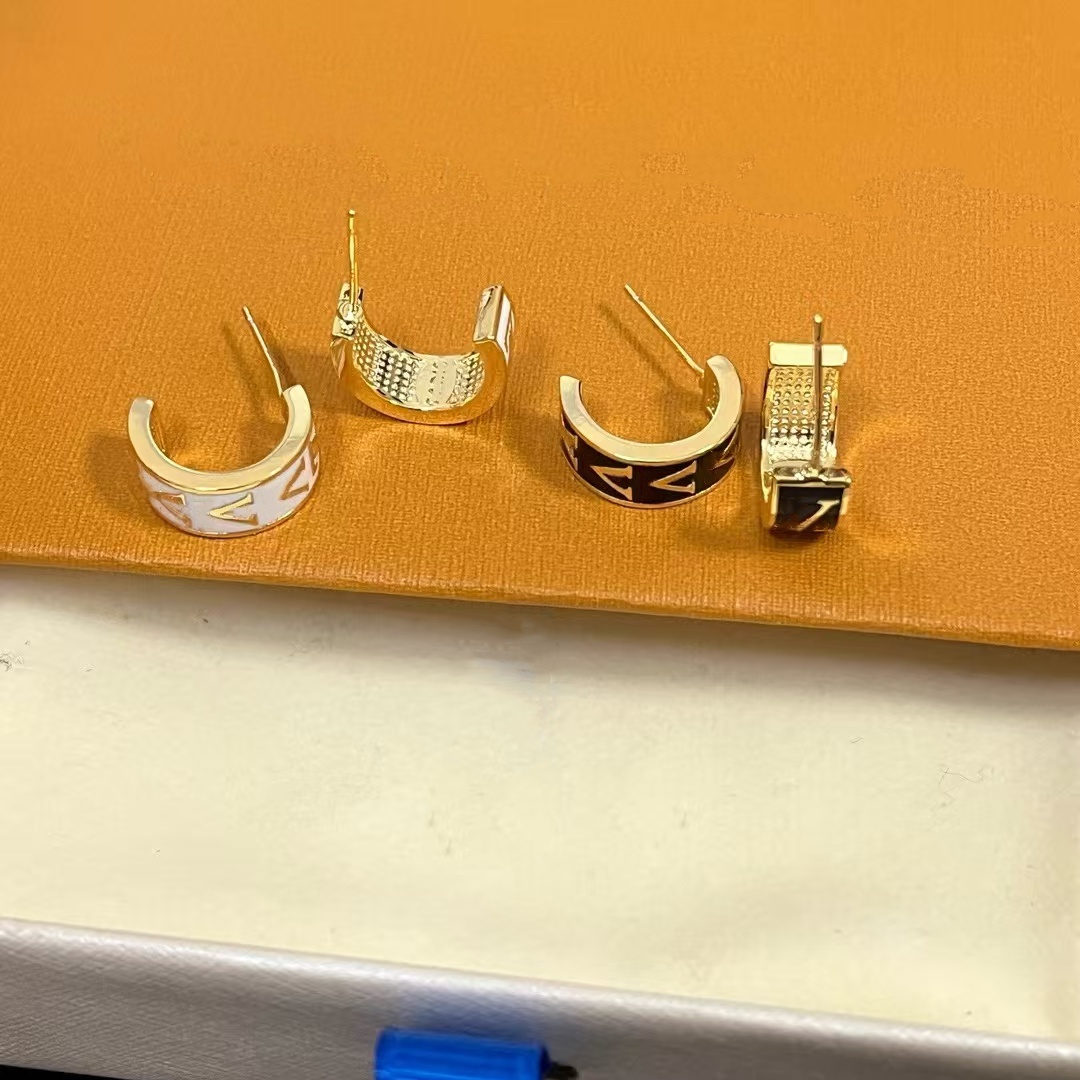 Studs Earrings Simple Style Elegant V Letter Earrinsg High-Quality Brass Luxury designer earrings for woman Jewelry