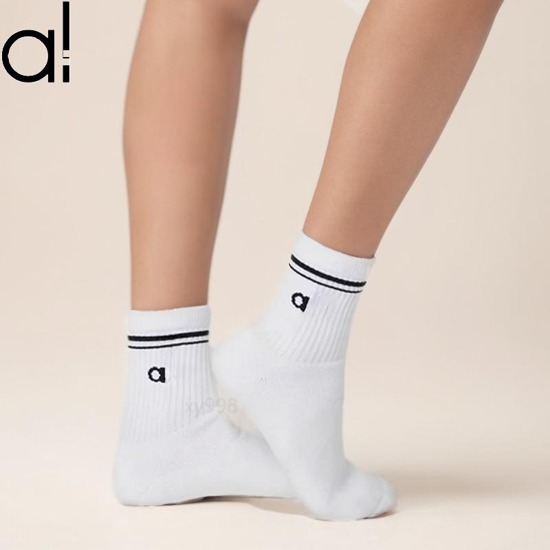 Half-Crew Throwback Womens Cotton Medium Tube Sports Socks Four Seasons Comfy Cushioning Classic Academic Style Stretchy Sweat-wicking Sock