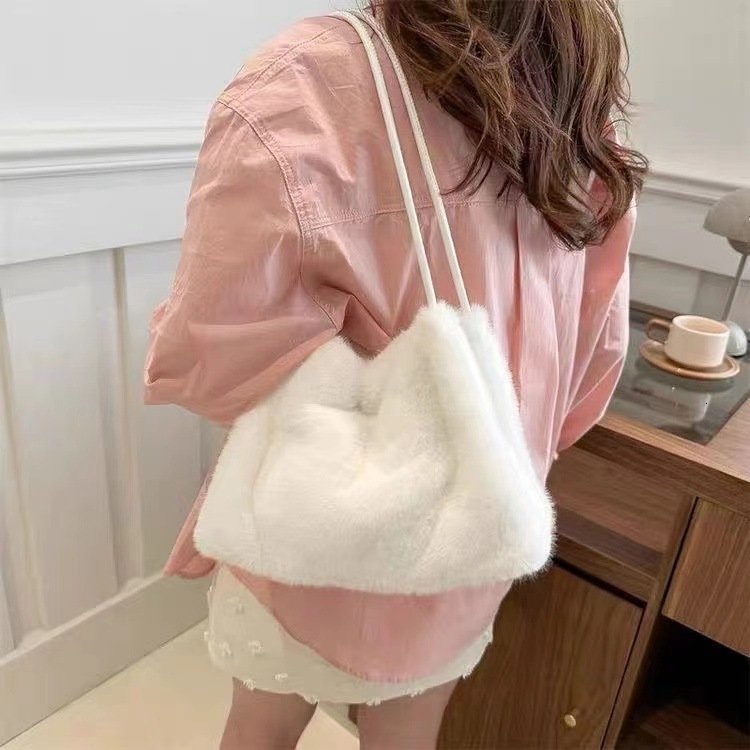New Designer Plush Crossbody Bag Outdoor Phone Bag Casual Makeup Bag Large Capacity Wallet Card Bag