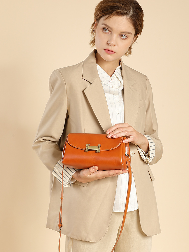 Sophisticated Ladies' Minimalist Square-Shaped Leather Bag - Perfect for Commute and Leisure