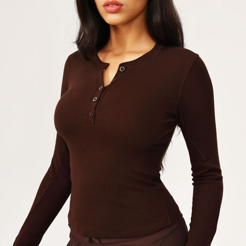 Female designer's top shoulder length long sleeved yoga suit buttoned and trimmed for height and weight paired with autumn and winter clothes as 