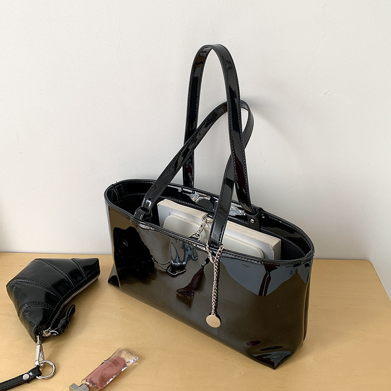 2025 Fashion Designer Women s Handbag New Retro Patent Leather Shiny Tote Bag Large Capacity High-end Wine Red Simple Trendy Crossbody Bag Storage Bag