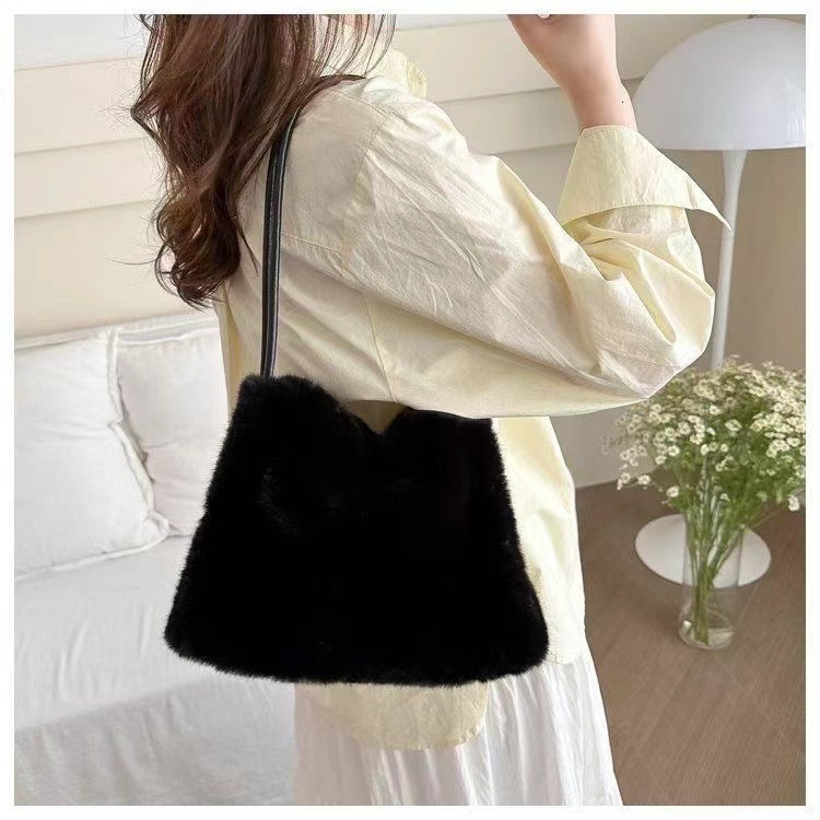 New Designer Plush Crossbody Bag Outdoor Phone Bag Casual Makeup Bag Large Capacity Wallet Card Bag