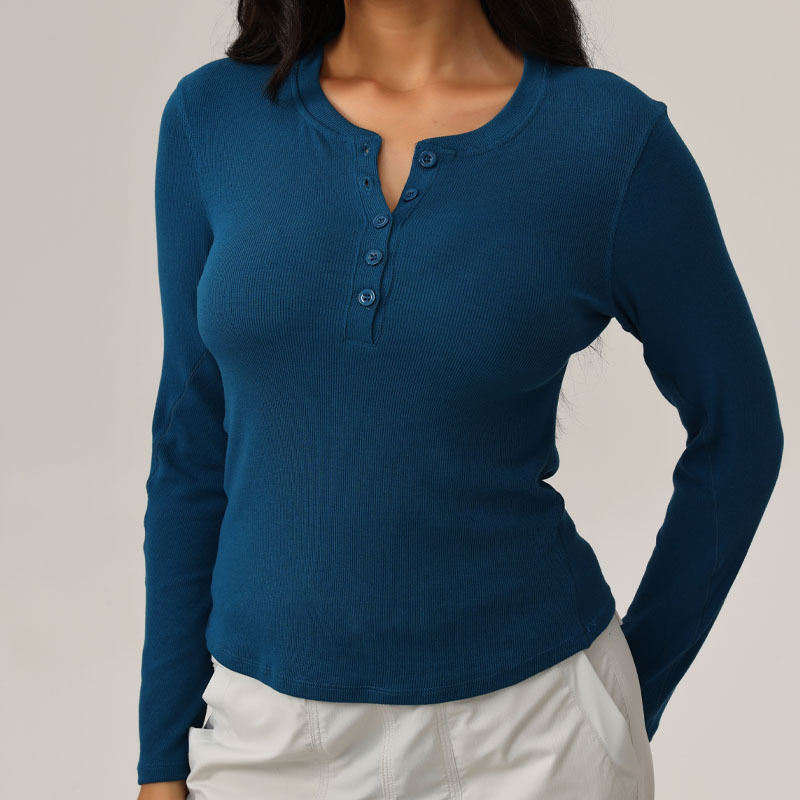 Female designer's top shoulder length long sleeved yoga suit buttoned and trimmed for height and weight paired with autumn and winter clothes as 