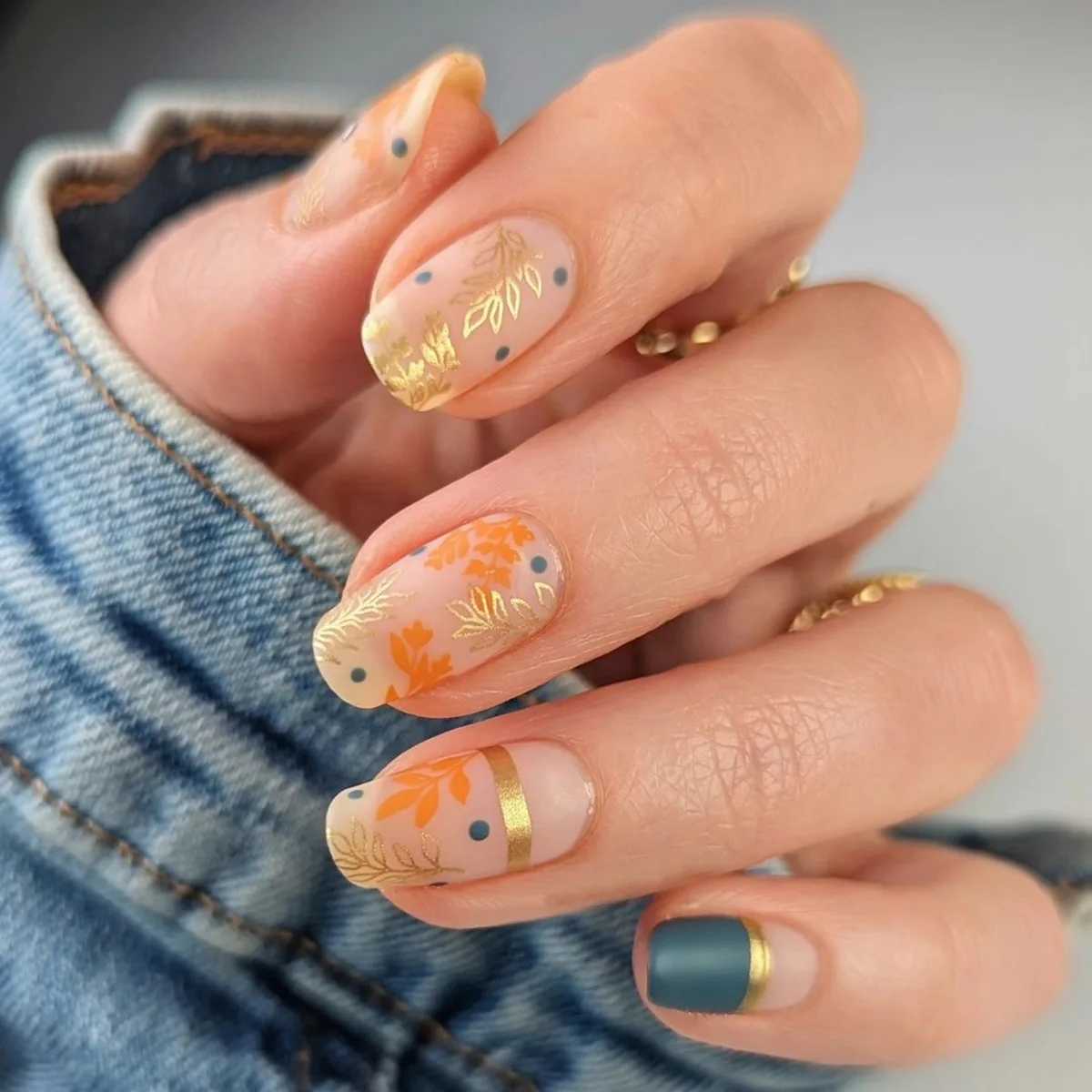 24Pcs Brown Wearable Fake Nails Simple Leaves Design False Nail Tips Short Round Press on Nails French Full Cover Fake NailW250120