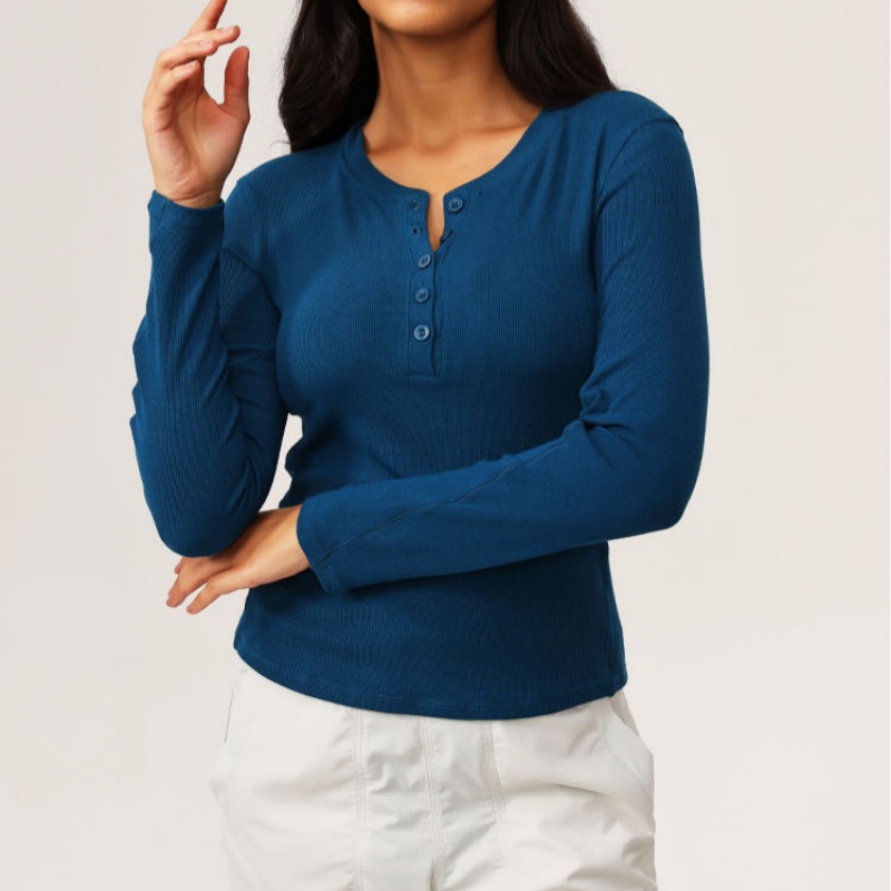 Female designer's top shoulder length long sleeved yoga suit buttoned and trimmed for height and weight paired with autumn and winter clothes as 