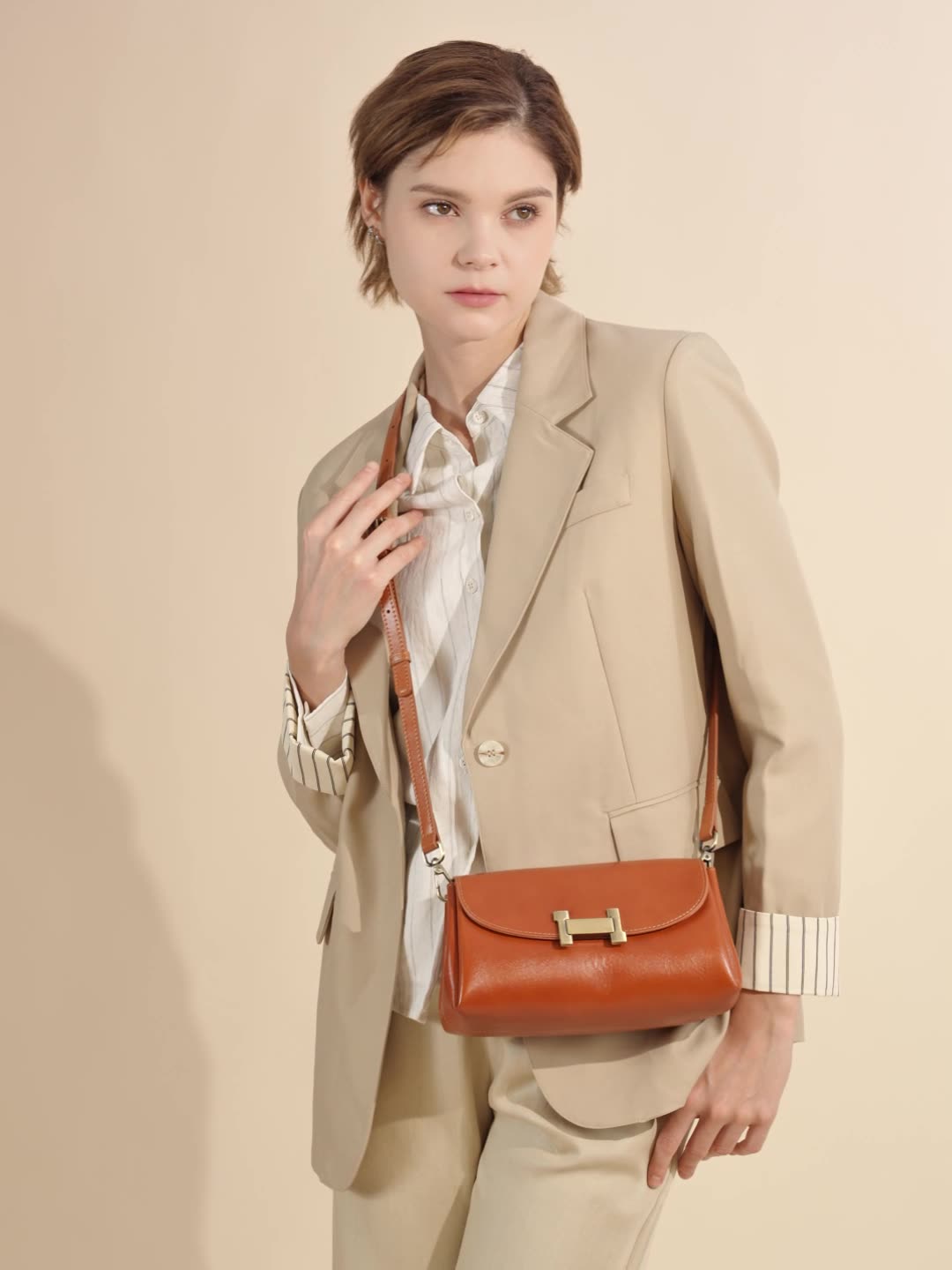 Sophisticated Ladies' Minimalist Square-Shaped Leather Bag - Perfect for Commute and Leisure