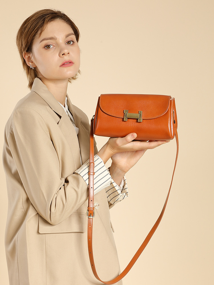 Sophisticated Ladies' Minimalist Square-Shaped Leather Bag - Perfect for Commute and Leisure