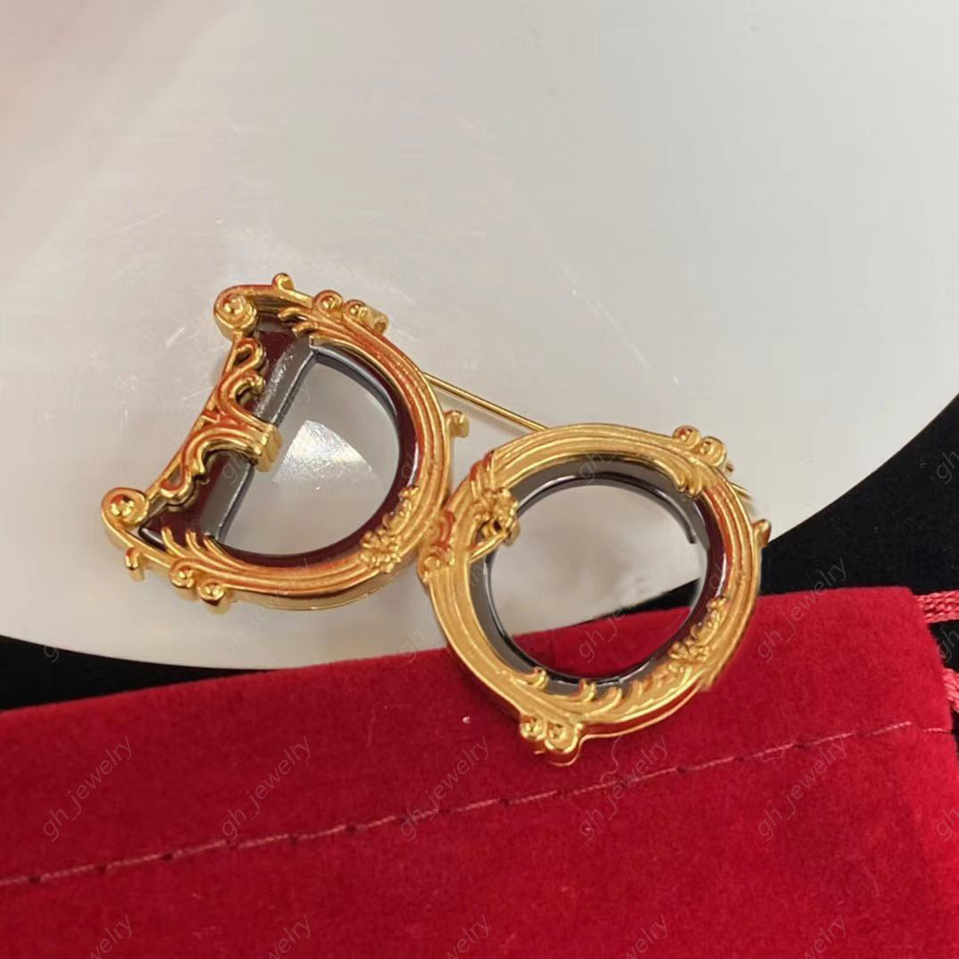 Style classique Broche lettres or 18k Épingles hommes femmes Mode Designer délicate Bijou accessoire pour costume robe