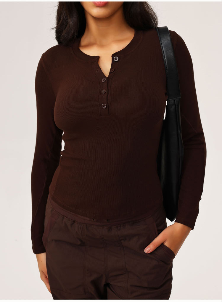 Female designer's top shoulder length long sleeved yoga suit buttoned and trimmed for height and weight paired with autumn and winter clothes as 
