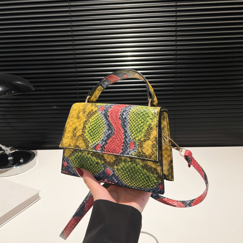 On the new trend personality large capacity fashion snake print women's bag 2025 new style simple single shoulder diagonal small square bag