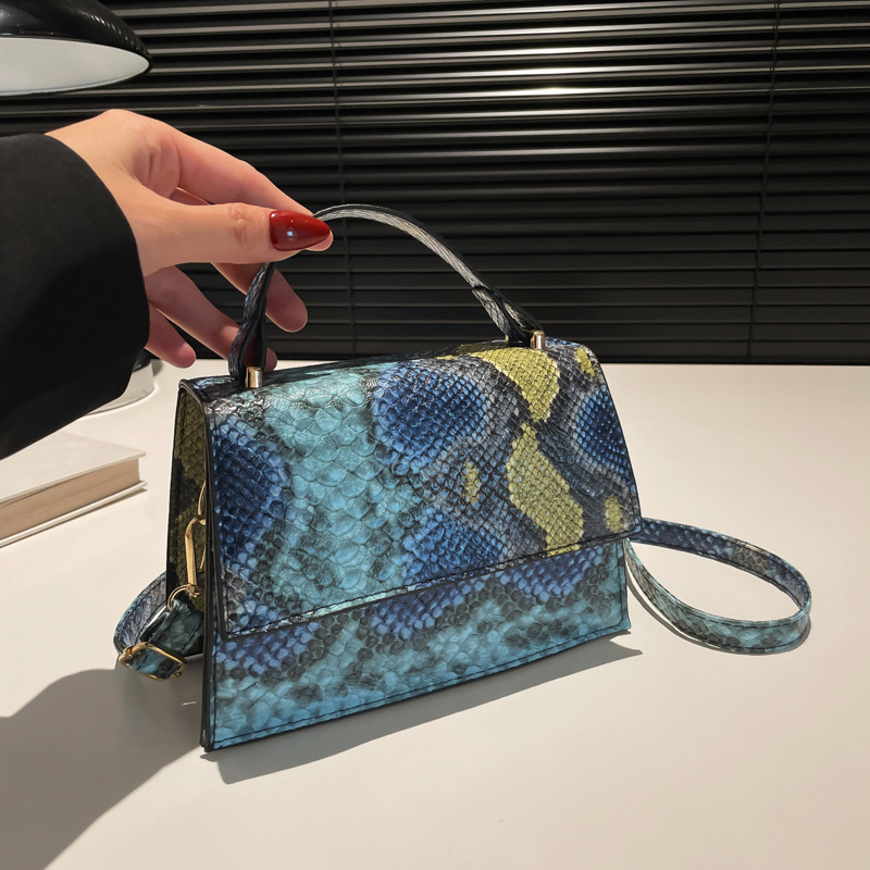 On the new trend personality large capacity fashion snake print women's bag 2025 new style simple single shoulder diagonal small square bag