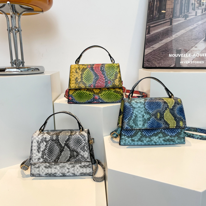 On the new trend personality large capacity fashion snake print women's bag 2025 new style simple single shoulder diagonal small square bag