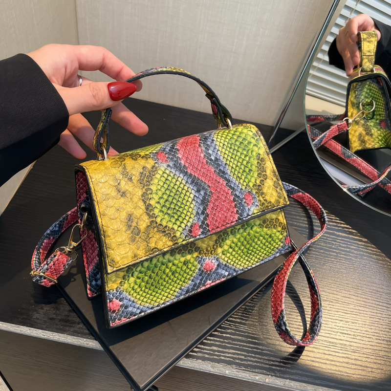 On the new trend personality large capacity fashion snake print women's bag 2025 new style simple single shoulder diagonal small square bag