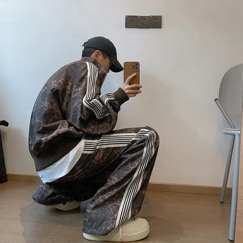 Vintage Leopard Print Sports Suit Jacket Sweatpants For Men Hip Hop Style Digital Printing Striped Vest 250120