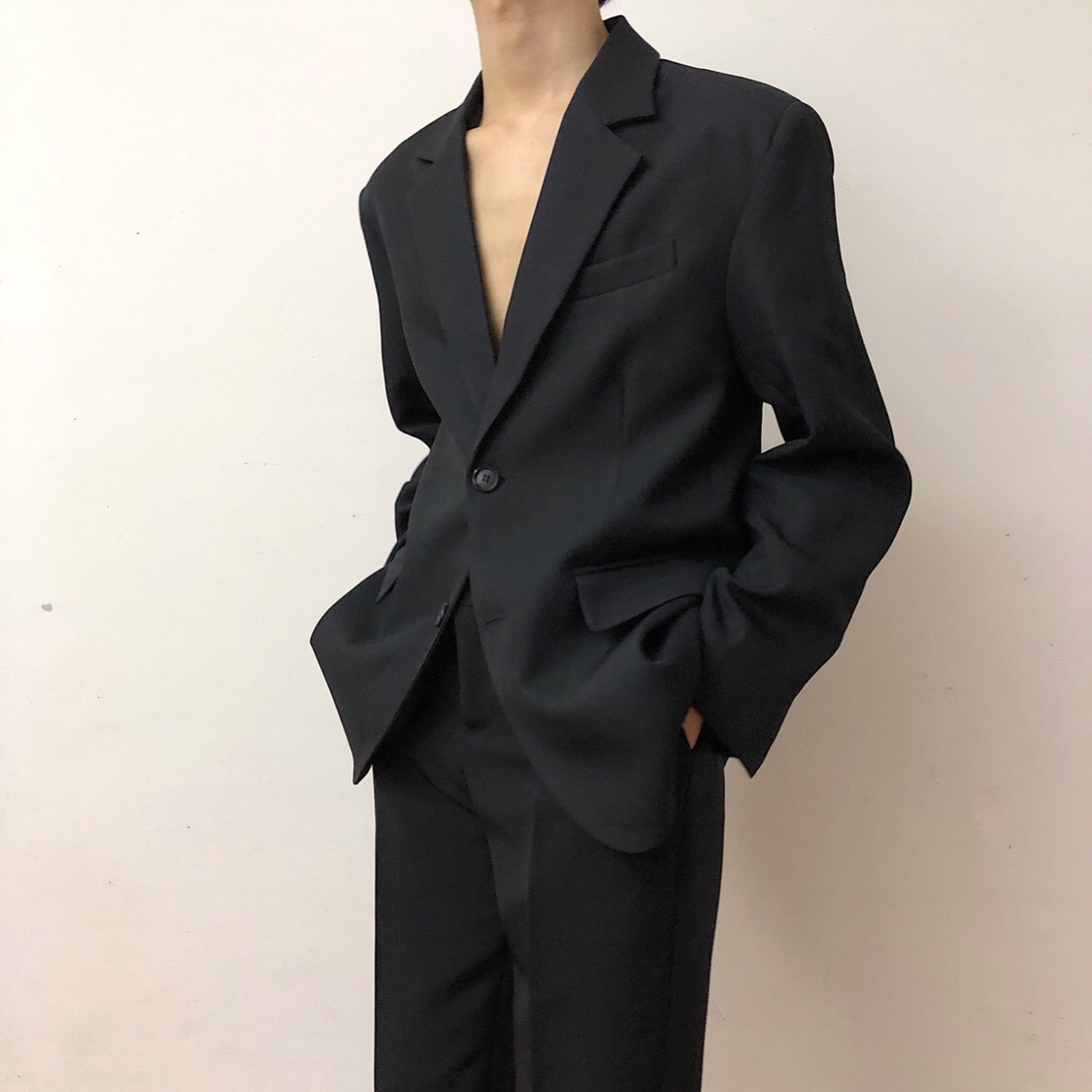 H120Effortlessly Stylish Black Single Outfit - Casual Layered Look for Everyday Fashion