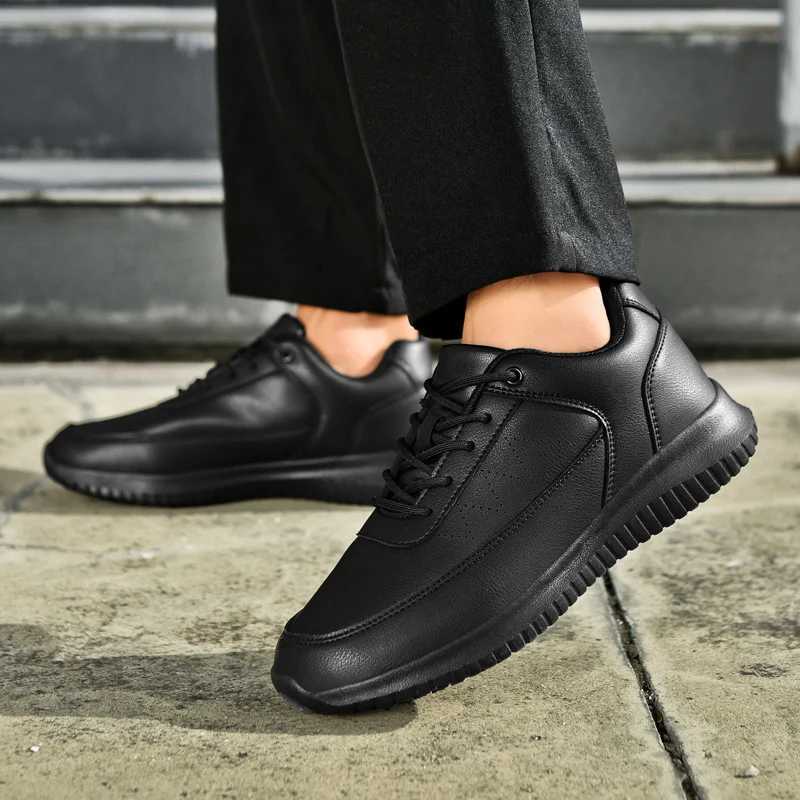 Chef shoes four seasons new soft sole non-slip waterproof oil-proof kitchen work shoes mens plus size casual light sports shoesC250123
