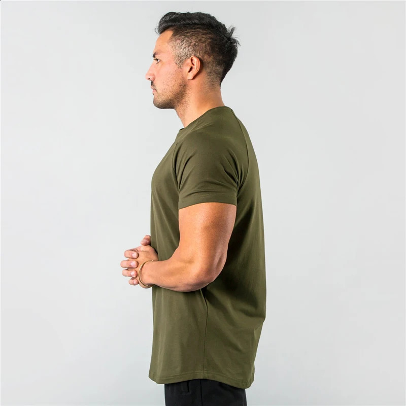 Fashion Plain Tops Tees Fitness Mens T Shirt Short Sleeve Muscle Joggers Bodybuilding Shirt Male Gym Clothes Slim Fit Shirt 250118
