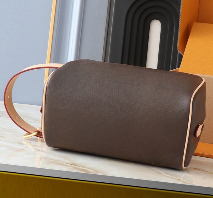 Designer classic flower Women's makeup bags Portable Handle Bags high Quilted Luxury toiletry bags Cosmetic Bags for travel