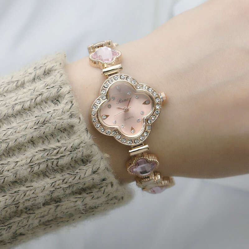 Live streaming rhinestone small fresh women's fashionable clover bracelet watch, green quartz watch