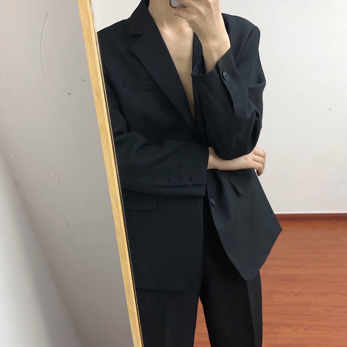 H120Effortlessly Stylish Black Single Outfit - Casual Layered Look for Everyday Fashion